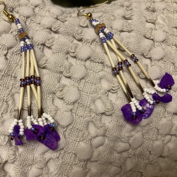 beaded porcupine quill earrings from Fort Smith, NWT - Picture 2 of 3